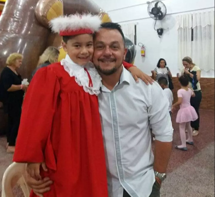 Pai adota filho da ex que morreu de câncer e reação do menino emociona as  redes sociais; VÍDEO - Recivil